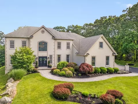 29 Crownview Ct, Sparta, NJ 07871