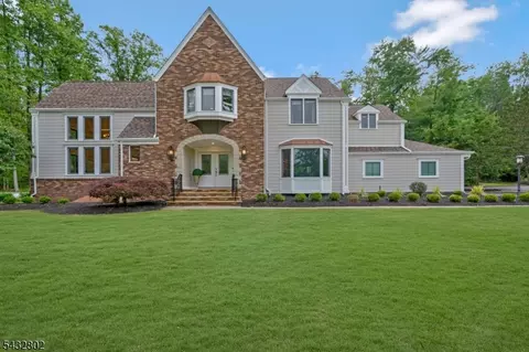 29 Crown Dr, Warren, NJ 07059