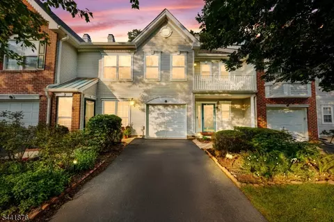 8 Henry Ct, Plainsboro, NJ 08536