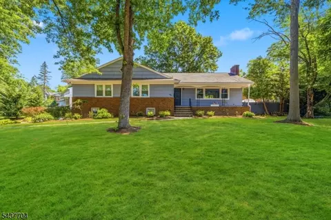 2 Millstone Dr, Livingston, NJ 07039