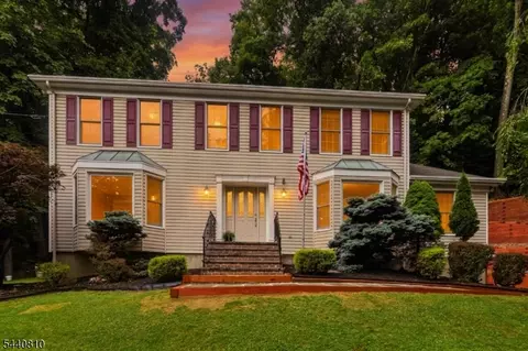 56 Union Hill Rd, Morris Plains, NJ 07950