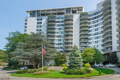 1 Claridge Dr #725, Verona, NJ 07044