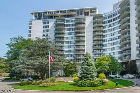 1 Claridge Dr #725, Verona, NJ 07044