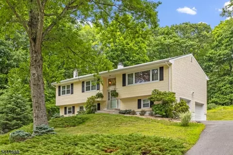 65 Fawnridge Dr, Long Valley, NJ 07853