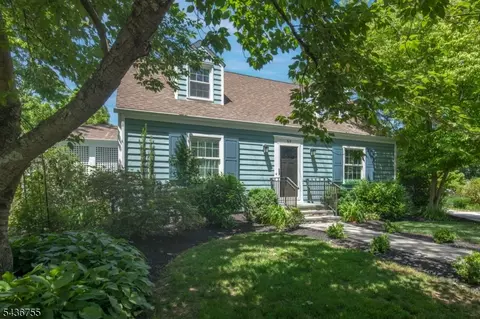 69 W Oak St, Basking Ridge, NJ 07920