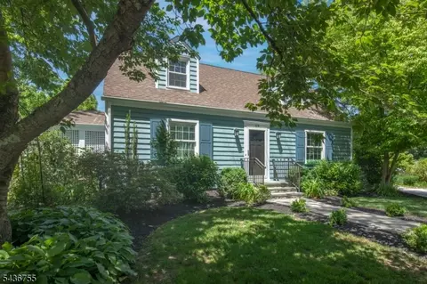69 W Oak St, Basking Ridge, NJ 07920
