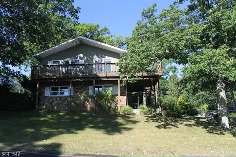 29 Elba Ave, Hopatcong, NJ 07843