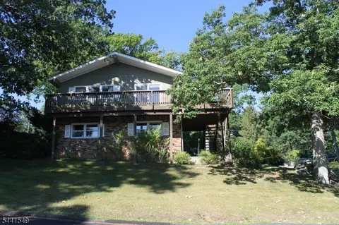 29 Elba Ave, Hopatcong, NJ 07843