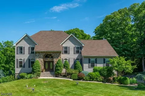 11 Stoneridge Ct, Rockaway Twp, NJ 07866