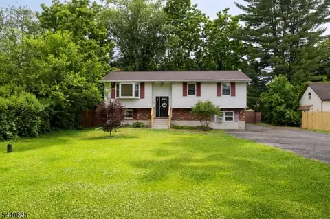 17 Decatur St, Columbia, NJ 07832