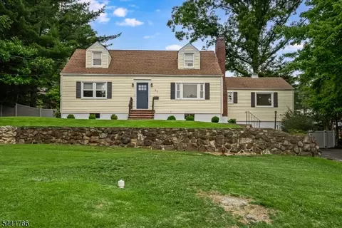 27 Dogwood Rd, Morris Plains, NJ 07950