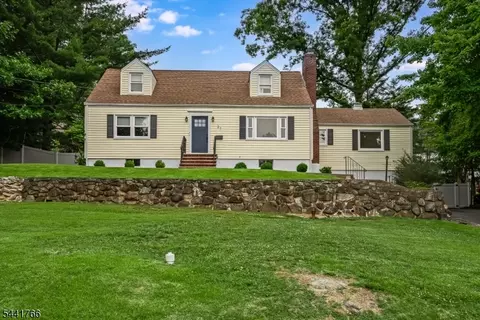 27 Dogwood Rd, Morris Plains, NJ 07950