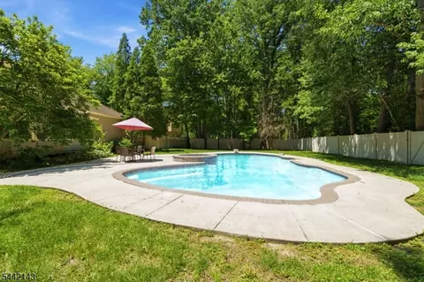 41 Farmhouse Ln, Voorhees Twp, NJ 08043