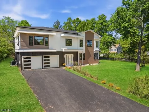 3 Tyne Ct, Kendall Park, NJ 08824