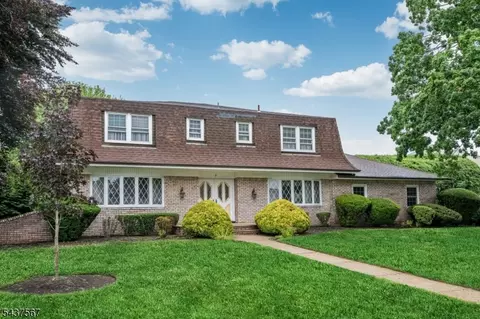 7 Glendale Ln, Fairfield, NJ 07004