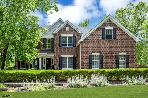 8 Steeplechase Ln, Asbury, NJ 08802