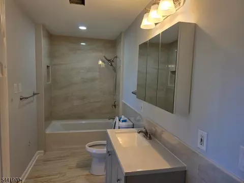 Bath - 978 Kenyon Ave, Plainfield, NJ 07060 photo 1 of 3