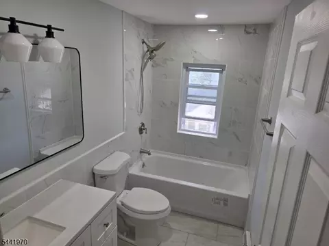 Bath - 978 Kenyon Ave, Plainfield, NJ 07060 photo 2 of 3