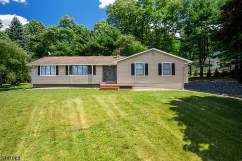 9 Ernella Dr, Belvidere, NJ 07823