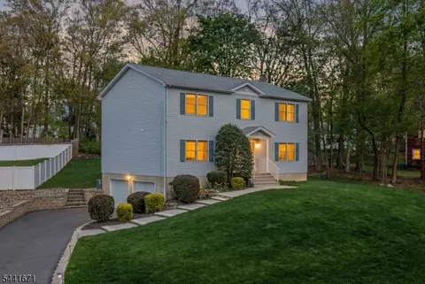 27 Harvest Ln, Livingston, NJ 07039
