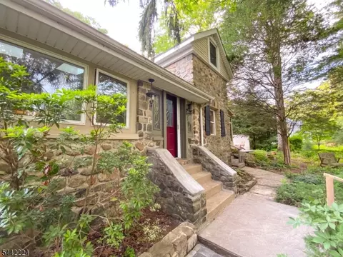 91 W Glen Rd, Denville, NJ 07834