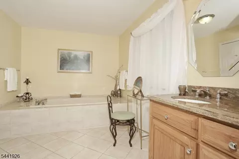 Bath - 72 Birch Ln, Wayne, NJ 07470 photo 4 of 5