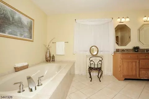 Bath - 72 Birch Ln, Wayne, NJ 07470 photo 2 of 5