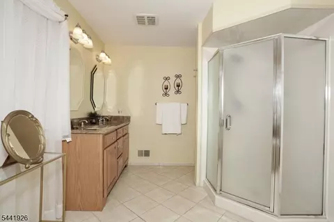 Bath - 72 Birch Ln, Wayne, NJ 07470 photo 3 of 5