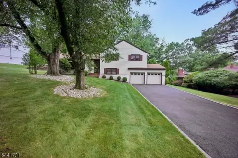 19 Bear Brook Ln, Livingston, NJ 07039