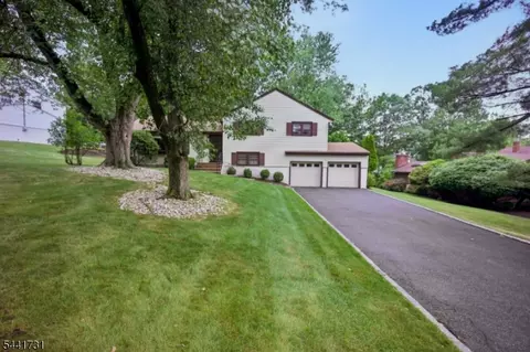 19 Bear Brook Ln, Livingston, NJ 07039