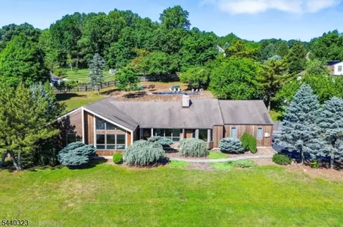 2 Partridge Run, Hampton, NJ 08827