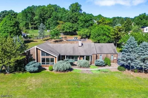 2 Partridge Run, Hampton, NJ 08827
