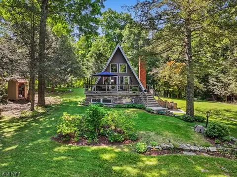 420 Phillips Rd, Highland Lakes, NJ 07422