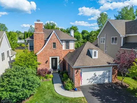14 Bluffs Ct, Hamburg, NJ 07419