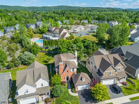 14 Bluffs Ct, Hamburg, NJ 07419