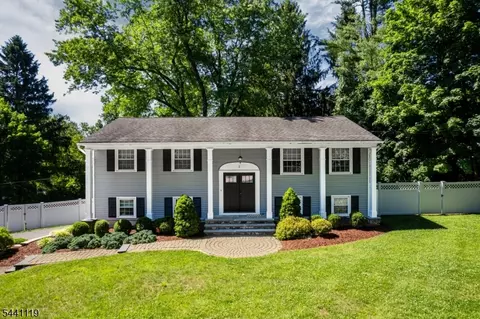 2 Arrowhead Dr, Long Valley, NJ 07853