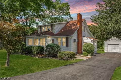 39 Norwood Dr, Gillette, NJ 07933