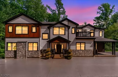 49 Northwood Rd, Lake Hopatcong, NJ 07849