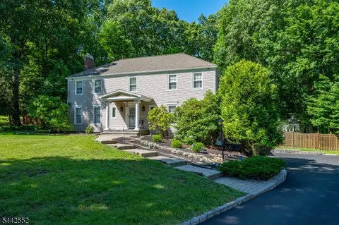 11 Laurel Ln, Morris Plains, NJ 07950