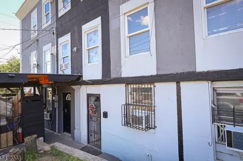 10 Oriental St, Newark, NJ 07104