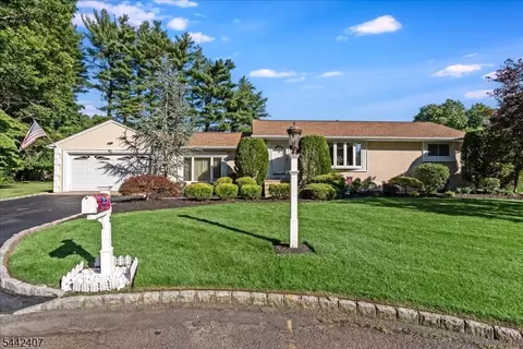 8 Alyson Dr, Fairfield, NJ 07004