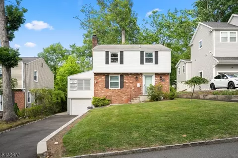 26 W Lawn Rd, Livingston, NJ 07039