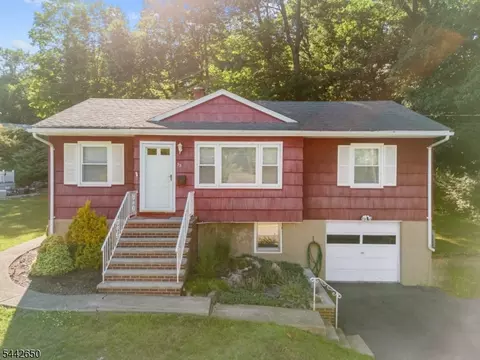 33 Walter Dr, Bloomingdale, NJ 07403
