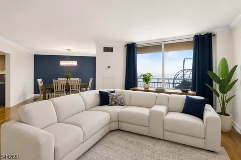 1020 Harmon Cove Tower, Secaucus, NJ 07094