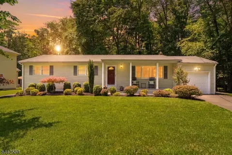 28 Delbrook Rd, Morris Plains, NJ 07950