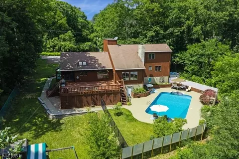5 Dogwood Trl, Stockholm, NJ 07460