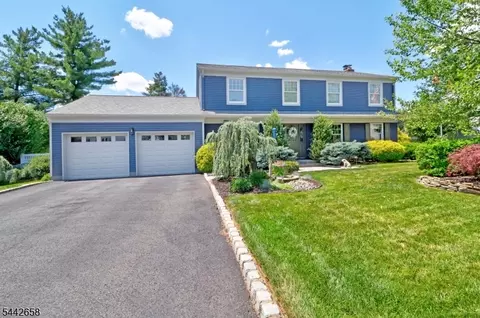 13 Oaklawn Dr, East Hanover, NJ 07936