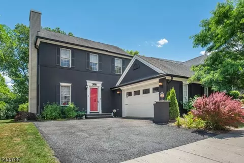 8 Bluffs Ct, Hamburg, NJ 07419
