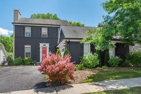 8 Bluffs Ct, Hamburg, NJ 07419