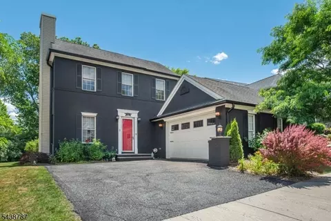 8 Bluffs Ct, Hamburg, NJ 07419